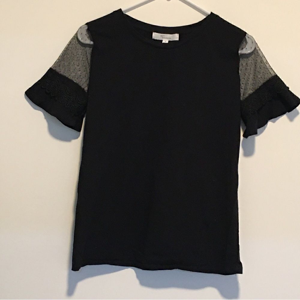 89th & Madison Sheer dot ruffle bottom sleeve Top‎
